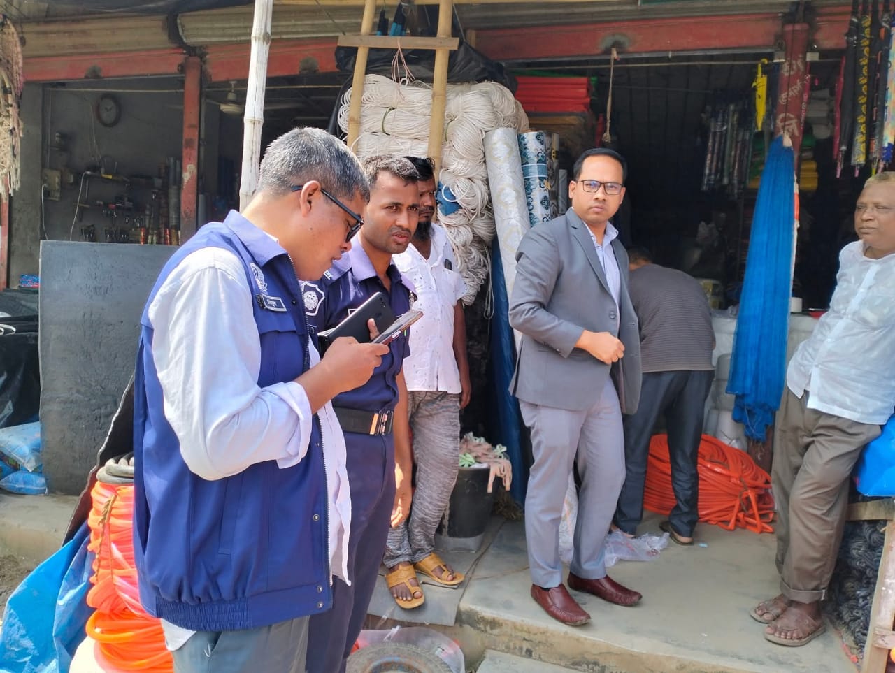 মধুপর পৌরশহরে ফুটপাত দখলকারীদের বিরুদ্ধে ভ্রাম্যমান আদালত দুই ব্যবসায়ীকে জরিমানা 